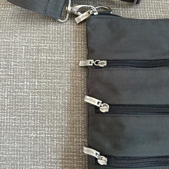 Baggallini Crossbody Bag Gray MultiPocket Travel Purse Adjustable Strap Wristlet - Picture 7 of 11